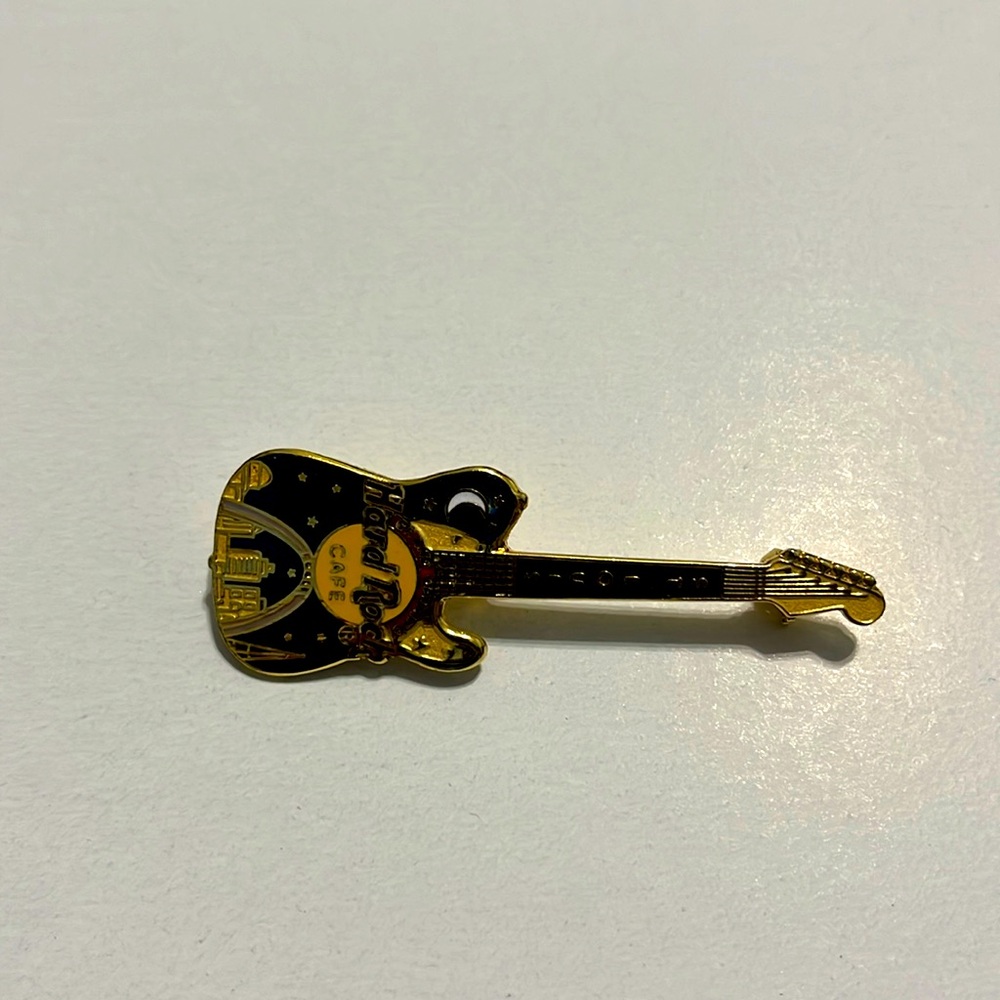🎵 Hard Rock Cafe Saint St. Louis MO Guitar Lapel Pin - Picture 2 of 4